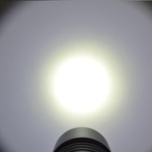 Laden Sie das Bild in den Galerie-Viewer, AKUANA Tauch-Taschenlampe 1000 Lumen 2 Stufen, maximale Brenndauer 7,5 Stunden wasserdicht 500ft/150m